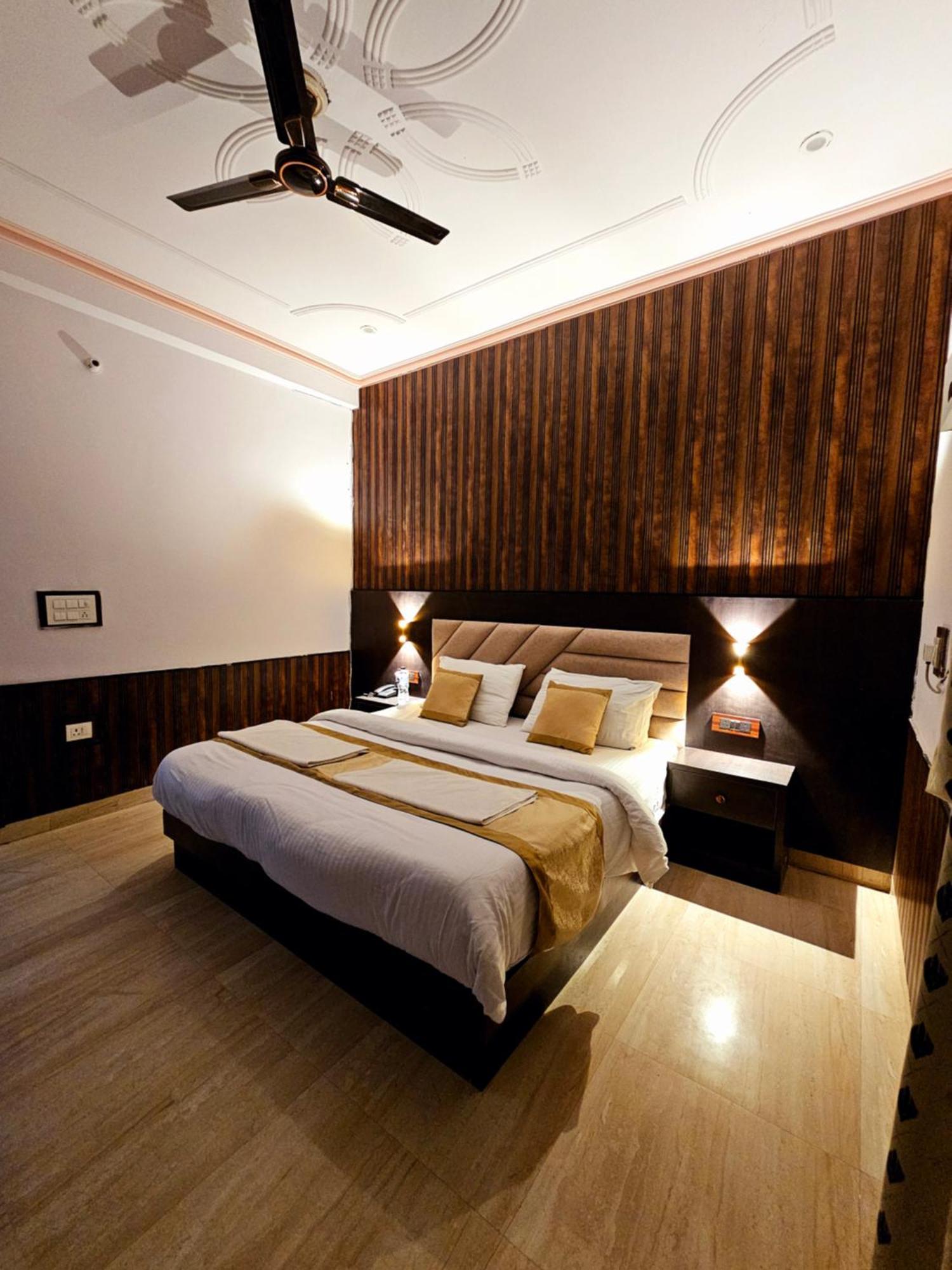 Shri Krishna Divine Dham Hotel Mathura Exterior foto