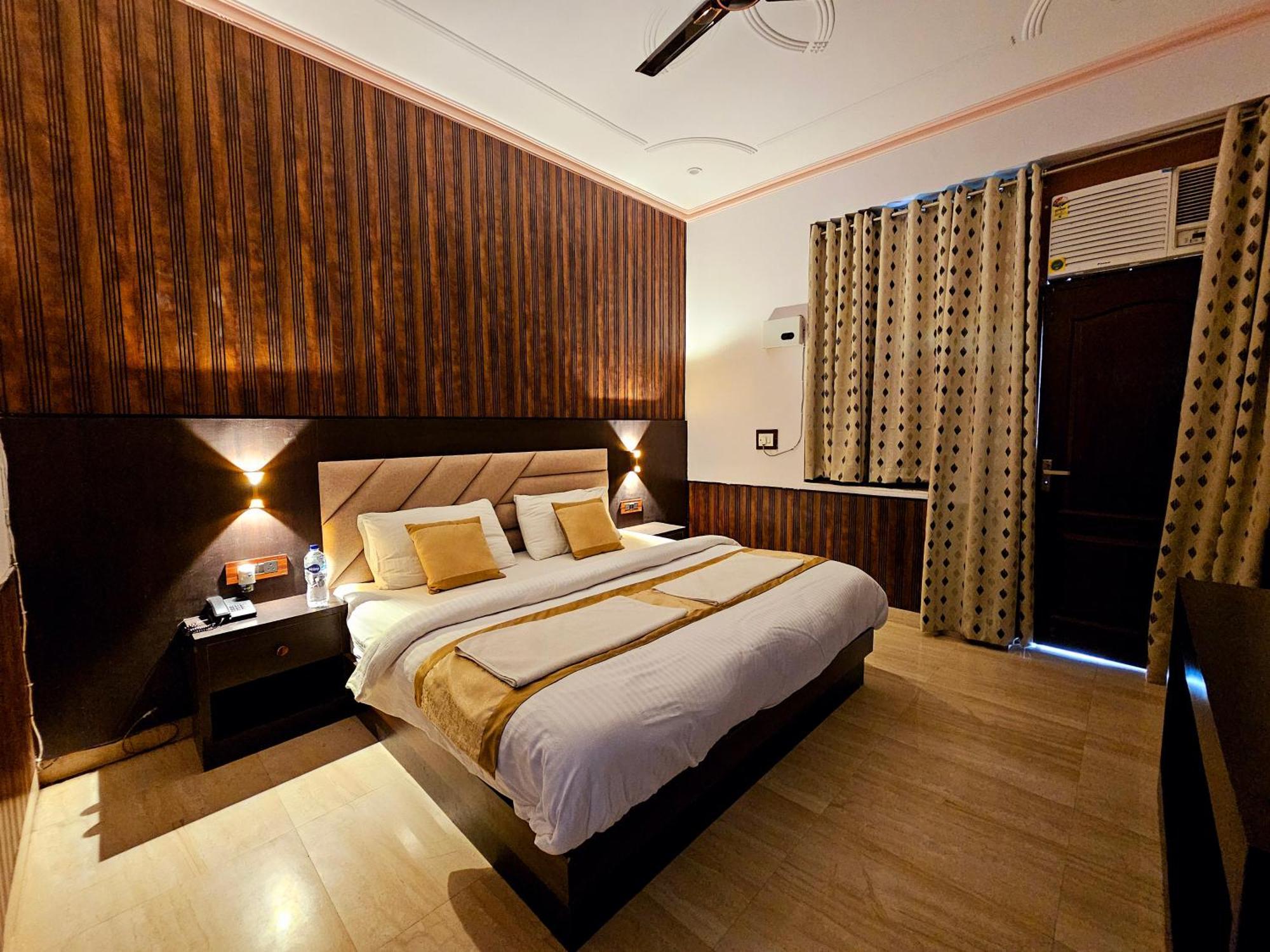 Shri Krishna Divine Dham Hotel Mathura Exterior foto