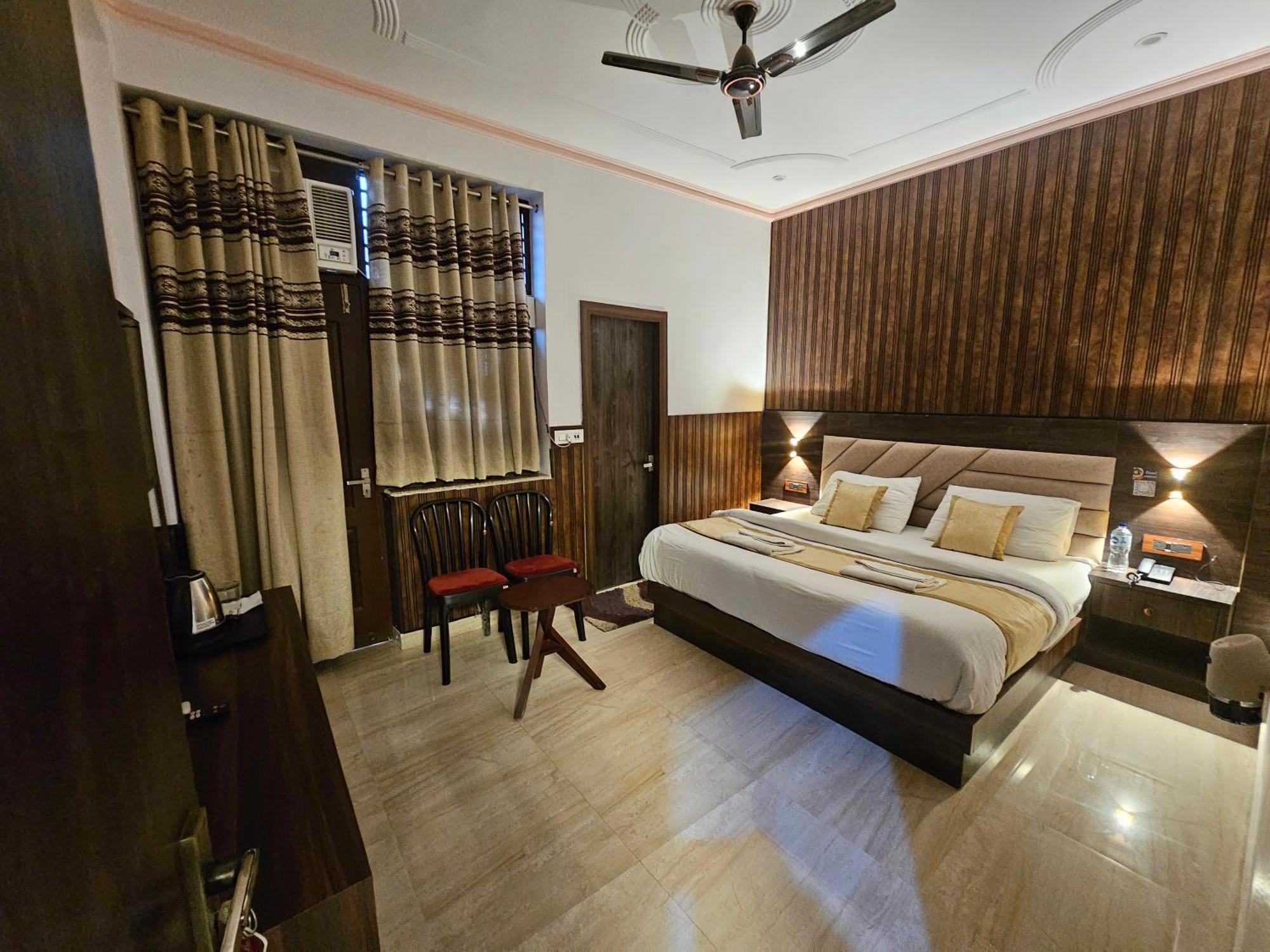 Shri Krishna Divine Dham Hotel Mathura Exterior foto