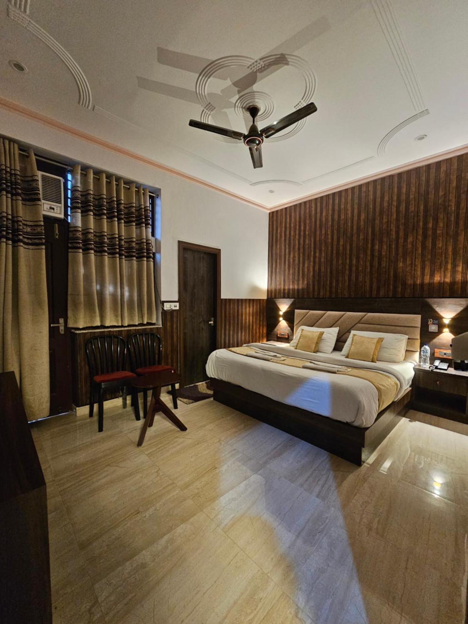 Shri Krishna Divine Dham Hotel Mathura Exterior foto