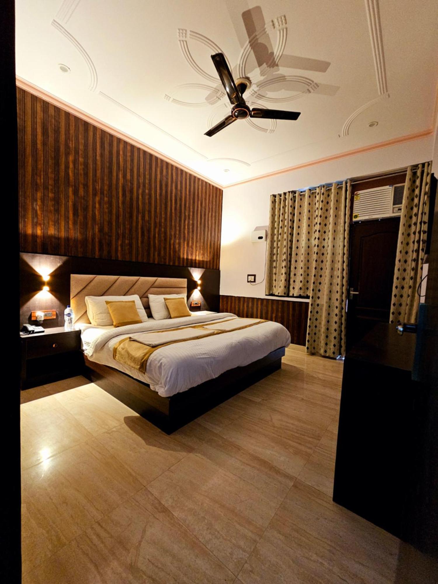 Shri Krishna Divine Dham Hotel Mathura Exterior foto