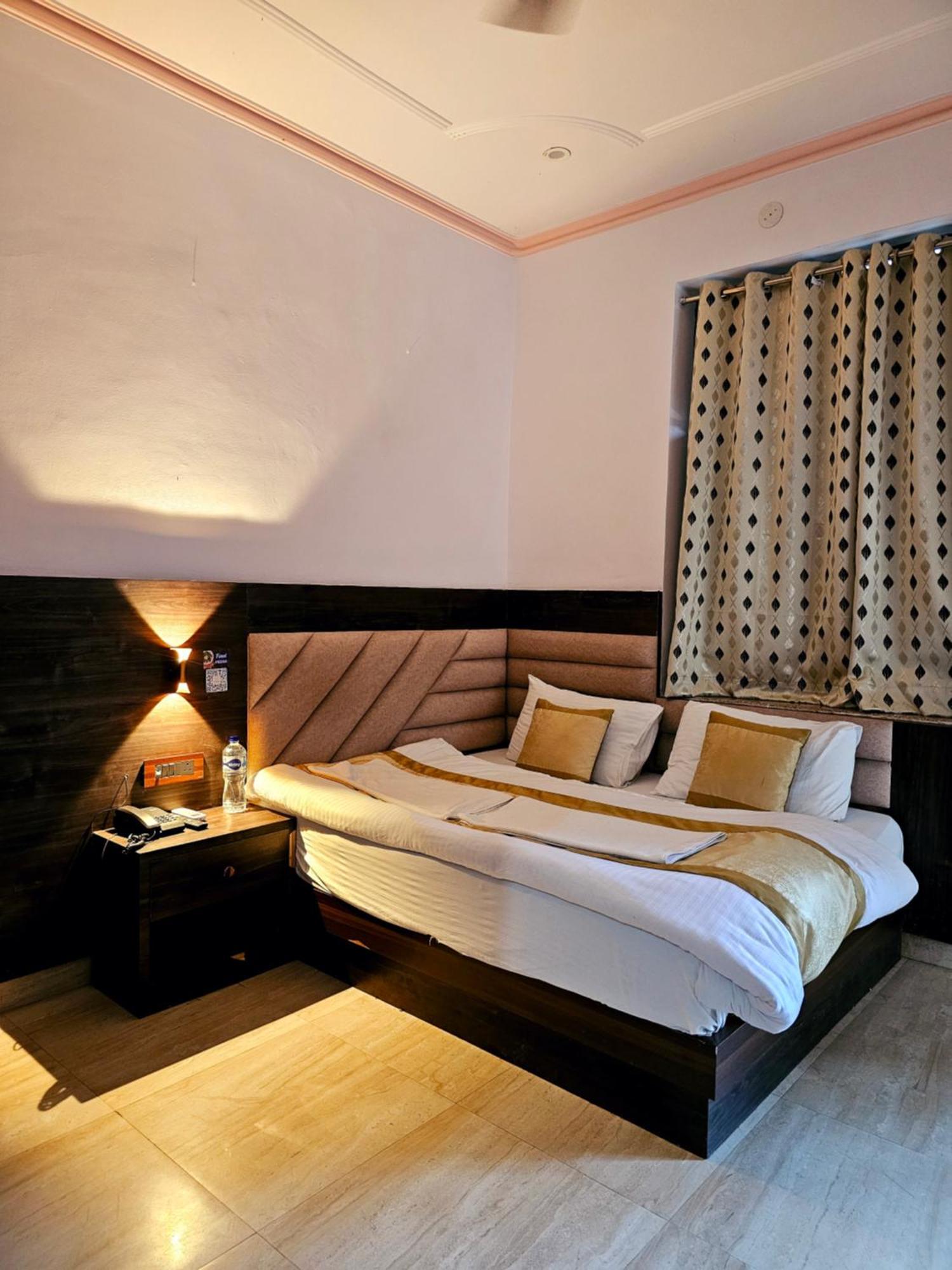 Shri Krishna Divine Dham Hotel Mathura Exterior foto